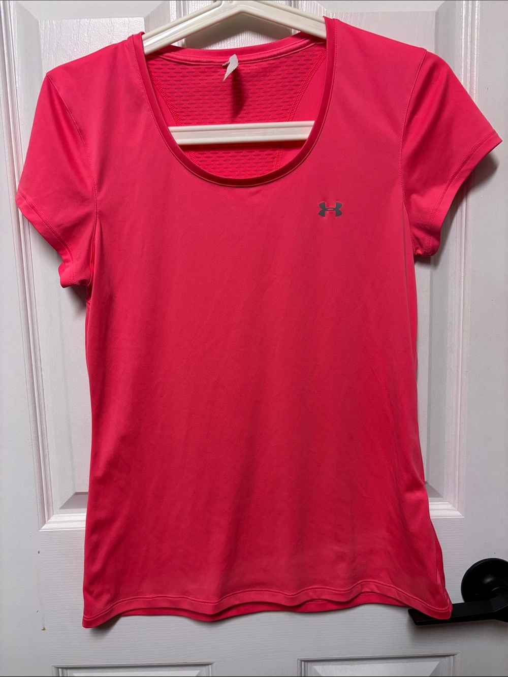 Under Armour Women's Hot Pink Scoop-Neck Performance Tee size small